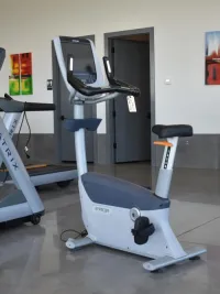 Precor UBK-885 Upright Bike